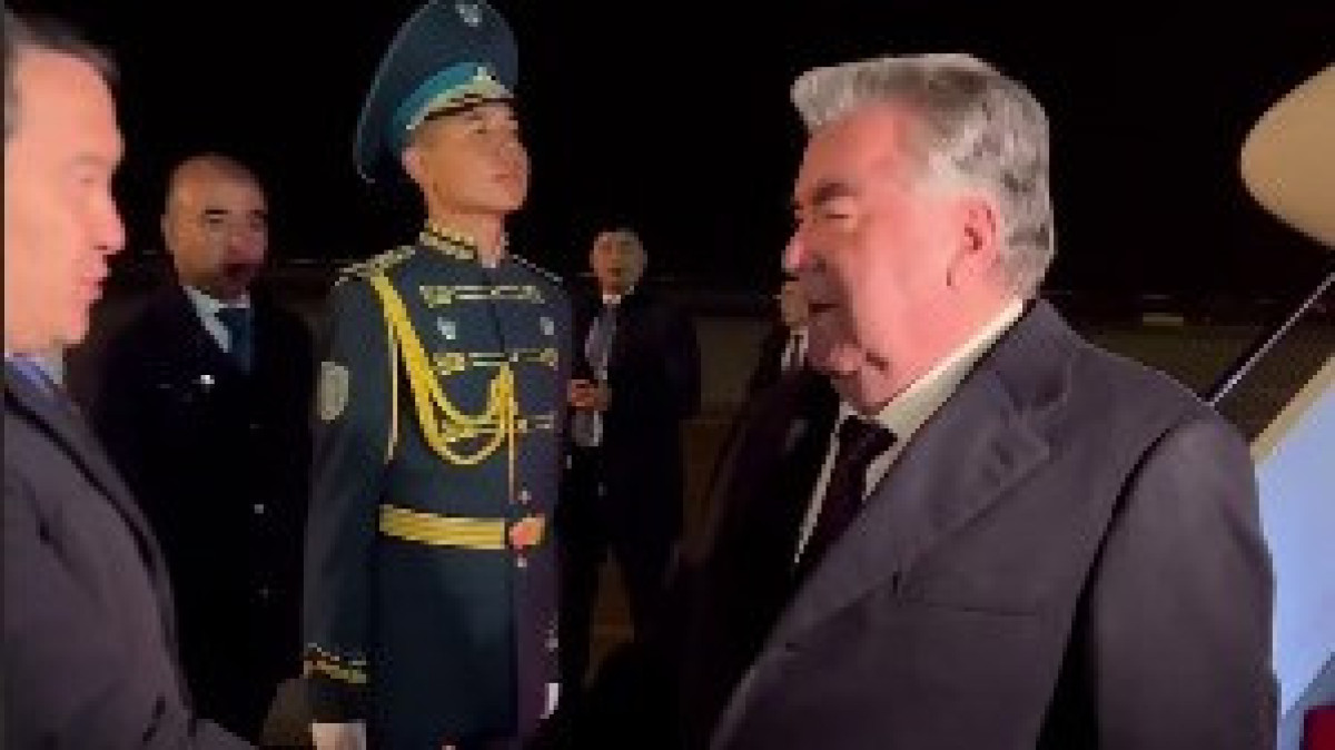 Президент Таджикистана Эмомали Рахмон прилетел в Казахстан