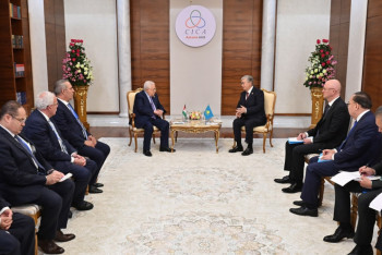 Фотография к новости: Токаев провёл встречу с президентом Палестины