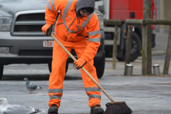 Фотография к новости: Уличные дворники в Актобе полгода работают без зарплаты