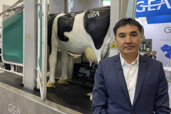 Робота для доения коров представили на KazAgro