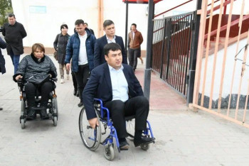 Фотография к новости: Атырауский чиновник прокатился по городу в инвалидной коляске