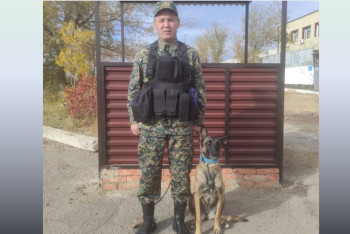 Фотография к новости: Гвардеец и собака по кличке Луна задержали мужчину с наркотиками в Жезказгане