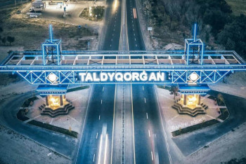 Фотография к новости: Караван верблюдов, шанырак и семь рек: в Жетысуской области утвердили герб