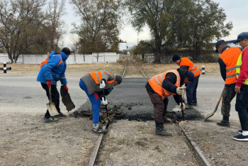 Фотография к новости: Ноу-хау в строительстве: асфальт положили на железнодорожные пути в Уштобе