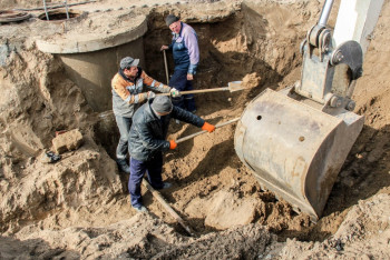 Фотография к новости: В Экибастузе затопило улицу из-за самовольного подключения горожан к теплу