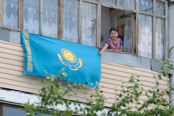 Фотография к новости: Отныне никто не сможет запретить вывешивать наш флаг в общественных или частных местах - Токаев