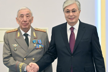 Фотография к новости: Глава государства присвоил Каирбеку Сулейменову звание "Халық қаһарманы"