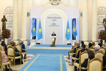 Президент Казахстана вручил государственные награды и премии