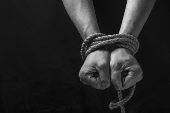 Фотография к новости: Как в XXI веке продолжают торговать людьми