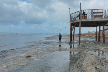 Фотография к новости: Очередное печальное видео с мелеющим Каспийским морем появилось в Сети