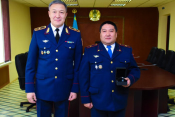 Фотография к новости: Не дал выпрыгнуть из окна: в Караганде наградили участкового