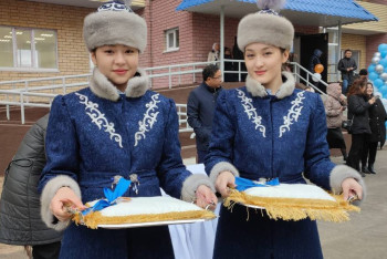 Фотография к новости: Японские красавицы и ключи от новой жизни: в Семее отмечают День Республики