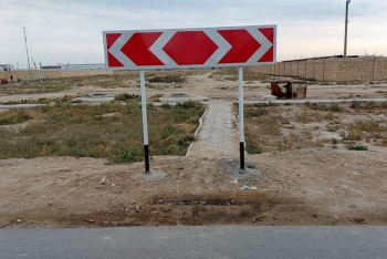 Странную установку дорожных знаков заметили в пригороде Актау