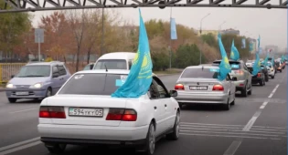 Более 50 автомобилей с флагами проехались по дорогам Алматы