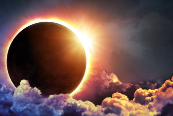 Фотография к новости: Как правильно наблюдать за затмением солнца, рассказали специалисты