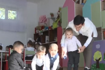 Фотография к новости: Мужчина-воспитатель работает в Кентауском детсаду