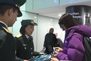 Фотография к новости: Казахстанским шоколадом и яблоками угощали пассажиров в аэропортах Алматы и Астаны