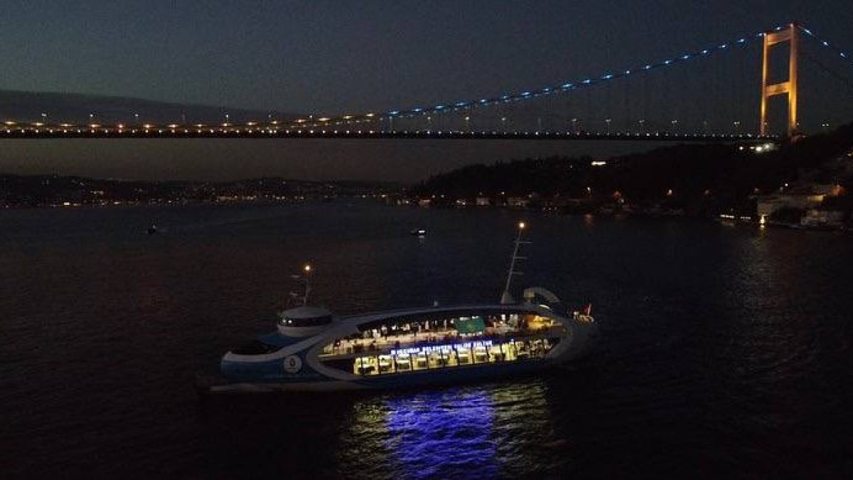 Огни в цвет казахстанского флага зажгли на знаменитом мосту Стамбула