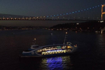 Фотография к новости: Огни в цвет казахстанского флага зажгли на знаменитом мосту Стамбула