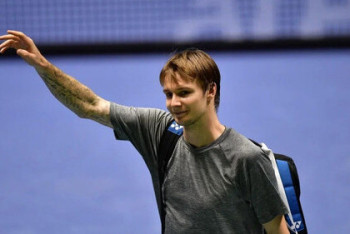 Лучший теннисист Казахстана одолел четвёртую ракетку России в Швейцарии