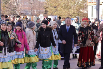Фотография к новости: Аким Семея водил хороводы с земляками в День Республики