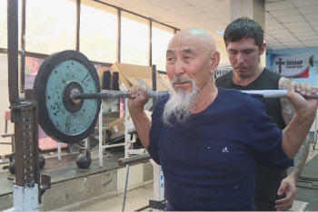 Фотография к новости: 80-летний житель Темиртау готовится к ЧМ по пауэрлифтингу