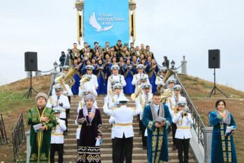 В Актюбинской области гимн Казахстана одновременно исполнили более 15 тысяч человек