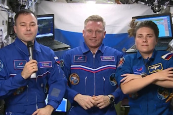 Фотография к новости: Казахстанцев с Днём Республики поздравили из космоса