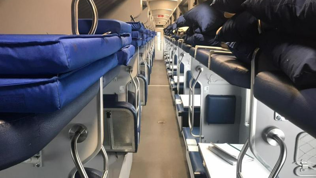 Места на нижних полках в вагонах казахстанских поездов станут дороже верхних