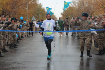 Фотография к новости: Имя военнослужащего Минобороны внесли в Книгу рекордов Казахстана