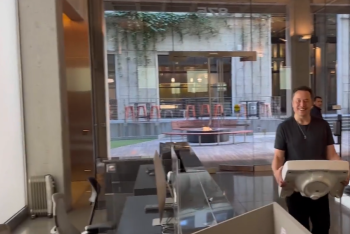 Фотография к новости: Главный по твитам: Илон Маск купил Twitter и пришёл в офис с раковиной в руках