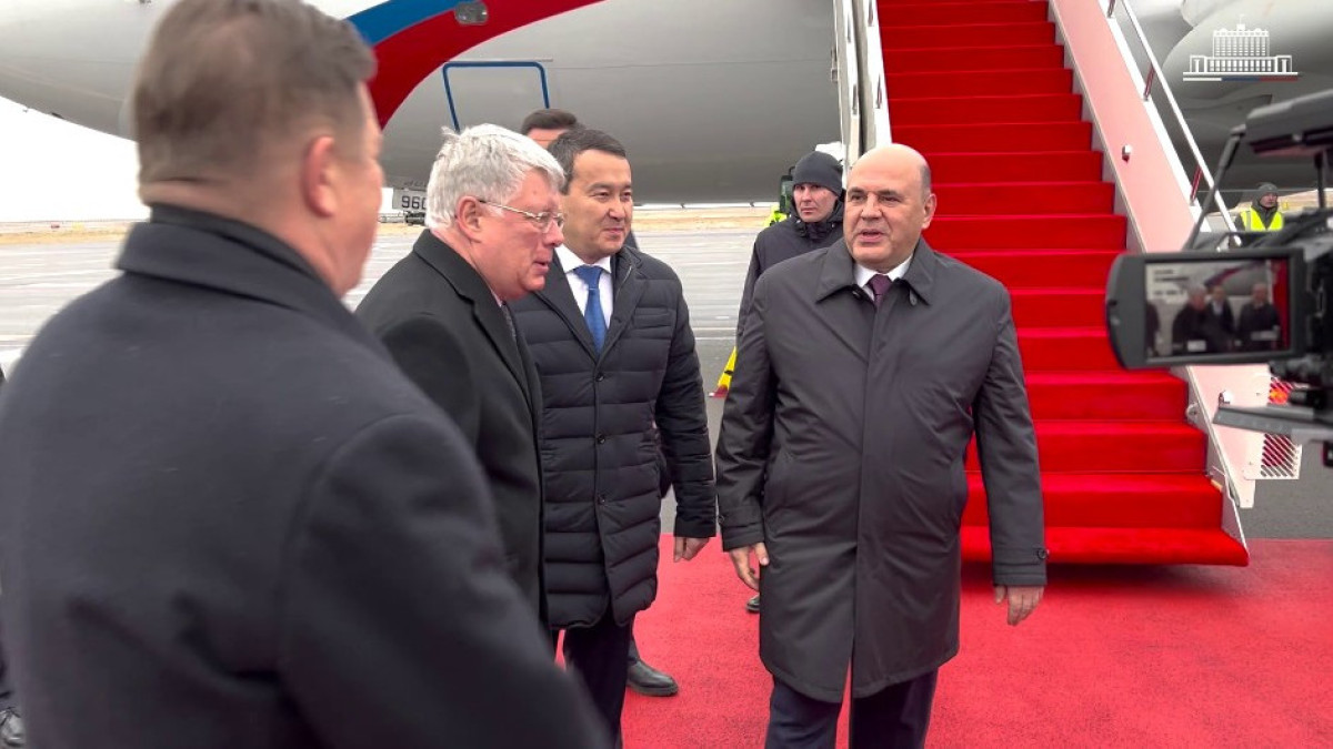Глава правительства России прибыл в Казахстан