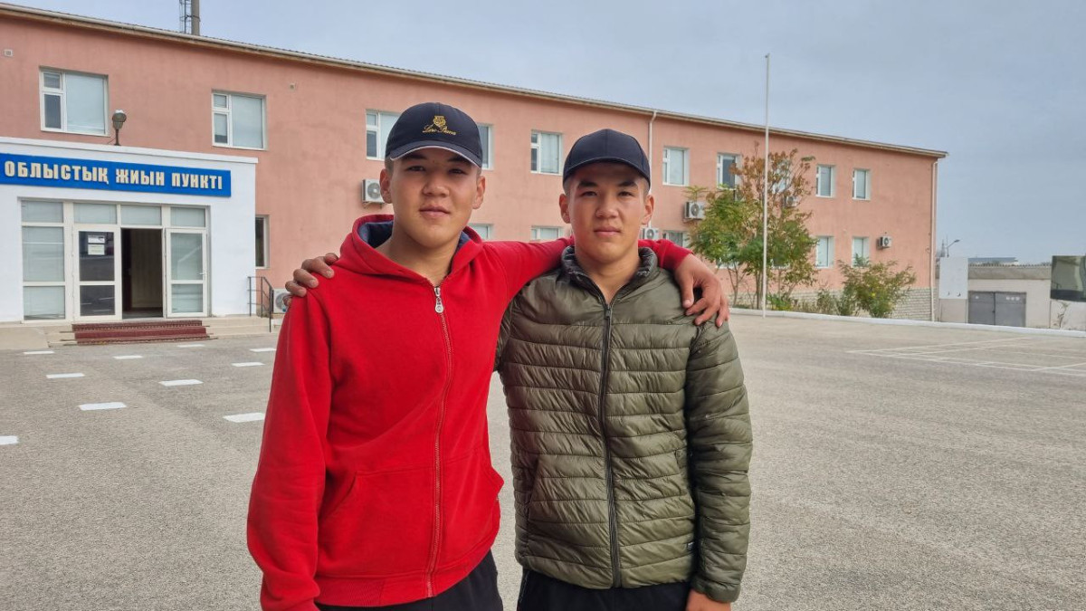 По жизни вместе: братья-близнецы отправились служить в одну войсковую часть