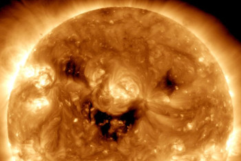 Фотография к новости: NASA показала фото зловеще улыбающегося Солнца