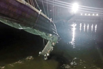 В Индии рухнул подвесной мост. Есть десятки  жертв