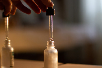 Лицо блогерши окаменело после процедуры у косметолога