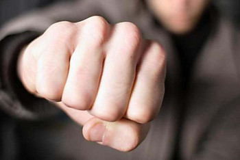 Мужчину, ударившего кулаком подростка и отобравшего у него телефон, задержали