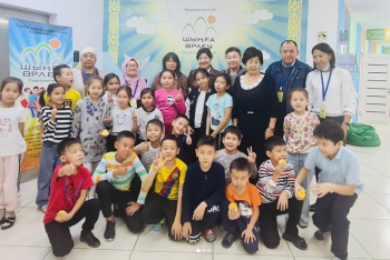 Объединяя поколения: пенсионеры помогают подтянуть учебу детям из многодетных семей в соцклубах Алматы