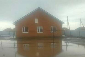 Фотография к новости: То пожар, то потоп: новые дома для погорельцев в Костанайской области оказались под водой