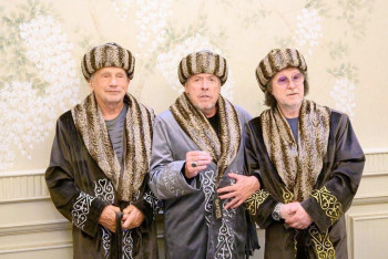 Фотография к новости: Лидер группы "Машина времени" Андрей Макаревич примерил казахский чапан