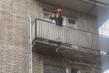 Фотография к новости: Хозяева на несколько дней забыли кота на балконе в Усть-Каменогорске