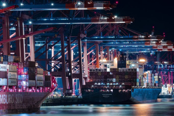 Фотография к новости: Создание контейнерного и транспортно-логистического хабов в Актау анонсировал Токаев