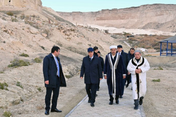 Фотография к новости: Токаев посетил мечеть Бекет-ата