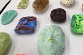 Фотография к новости: Бактерии, раковые клетки и фигуры из биопластика. Необычная выставка открылась в Астане