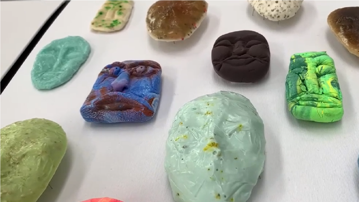 Бактерии, раковые клетки и фигуры из биопластика. Необычная выставка открылась в Астане