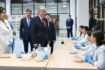 Фотография к новости: Президент посетил Центр Абая в Атырау