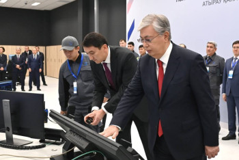 Фотография к новости: Токаев запустил газохимический комплекс в Атырауской области