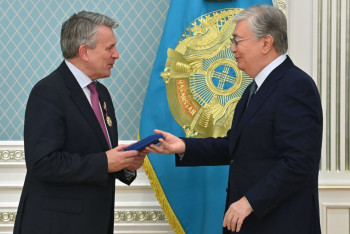 Фотография к новости: Токаев наградил руководителя компании Shell