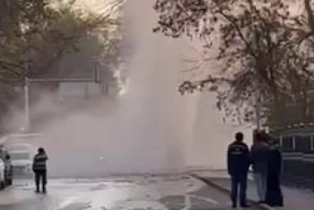 Фотография к новости: Фонтан высотой в несколько этажей: трубу прорвало в центре Алматы