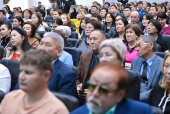 Фотография к новости: Встречи в общежитиях и на заводах: как проводят агитацию кандидаты в президенты